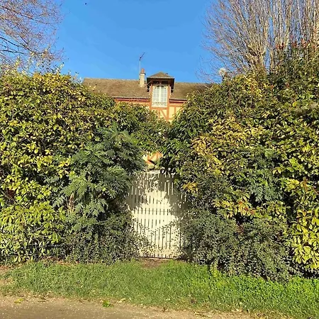 Belle Demeure Avec Piscine, Vue Et Acces Direct A La Seine, Tres Proche De Paris Carrieres-sur-Seine