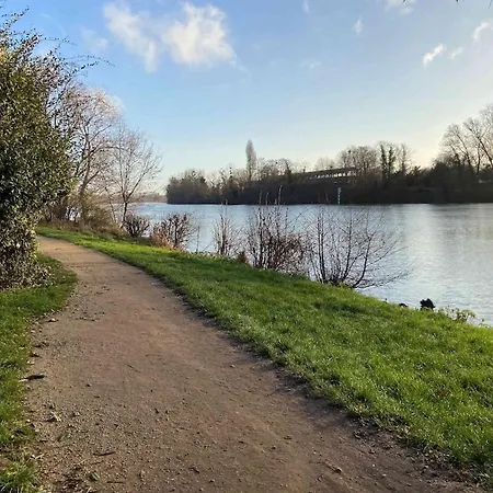 Belle Demeure Avec Piscine, Vue Et Acces Direct A La Seine, Tres Proche De Paris