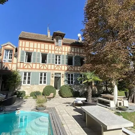 Belle Demeure Avec Piscine, Vue Et Acces Direct A La Seine, Tres Proche De Paris
